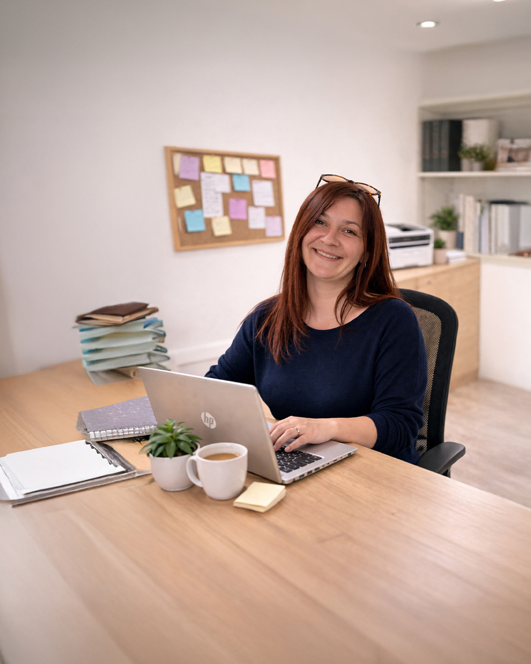 Lektorka kurzu WordPress při práci na webu s notebookem